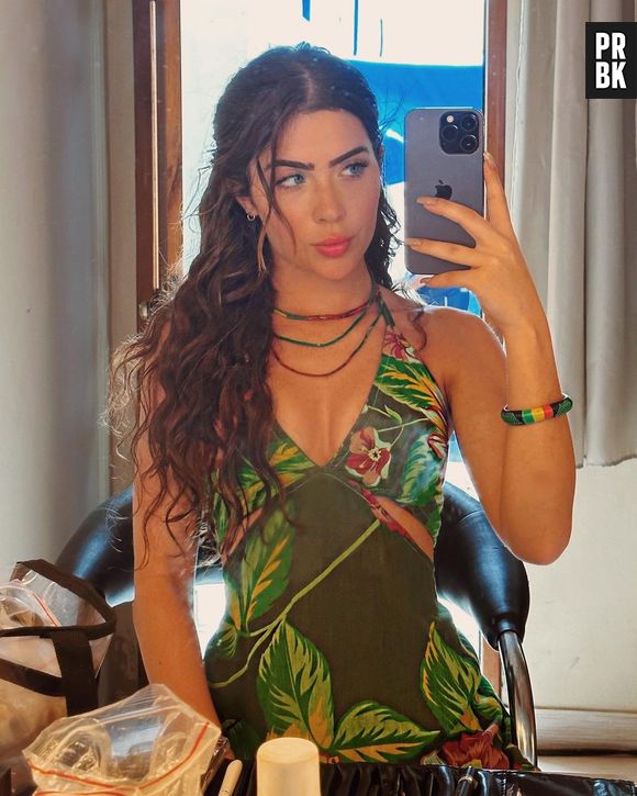 "Travessia": Chiara (Jade Picon) ouve que Débora foi abandonada por Moretti grávida