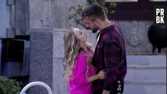 "BBB21": Carla Diaz resolveu ficar com Arthur mesmo com todas as indicações de que ele não correspondia o sentimento dela