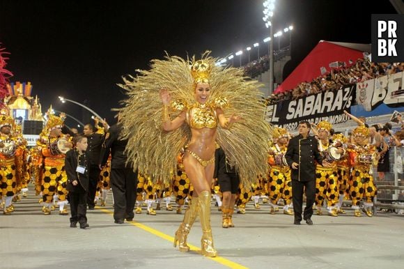 Sabrina Sato mostra samba no pé como Rainha da Bateria da Vila Isabel