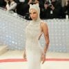 Doja Cat é flagrada fumando vape ao vivo no Met Gala e fãs detonam a cantora