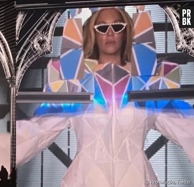 Beyoncé usou vestido que se transforma e muda de cor em show da turnê Renaissance