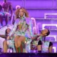 Vestido midi espelhado de Beyoncé apresentou conceito psicodélico