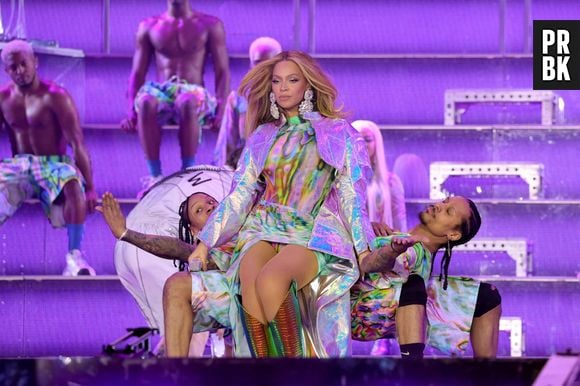 Vestido midi espelhado de Beyoncé apresentou conceito psicodélico