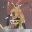  Beyoncé apostou em look futurista que lembra uma abelha  