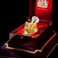   O Clive Christian's Imperial Majesty é o único perfume que pode usar a imagem da coroa real britânica  