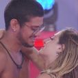 Bruna Griphao e Gabriel Santana são flagrados supostamente se beijando. Confira vídeo