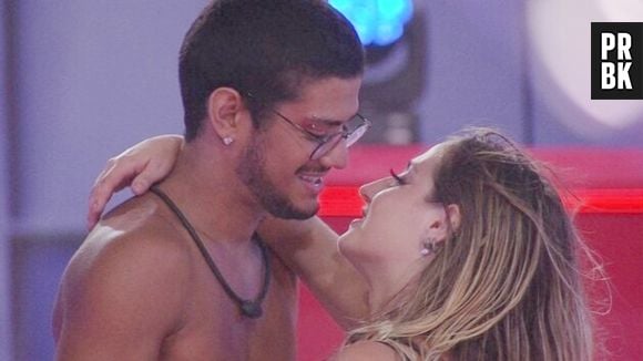 Bruna Griphao e Gabriel Santana são flagrados supostamente se beijando. Confira vídeo