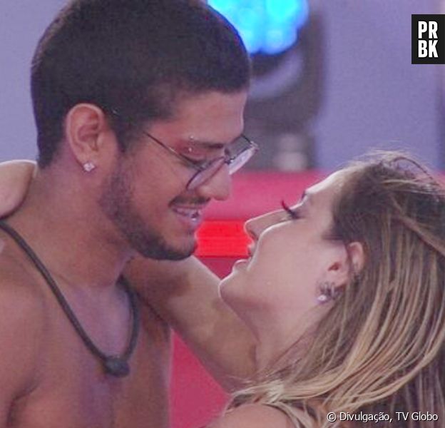 Bruna Griphao e Gabriel Santana são flagrados supostamente se beijando. Confira vídeo