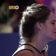 Bruna Griphao e Gabriel Santana aparecem supostamente se beijando. Confira vídeo