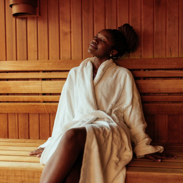 Já em outros países, é preciso usar uma toalha ou roupão para entrar na sauna