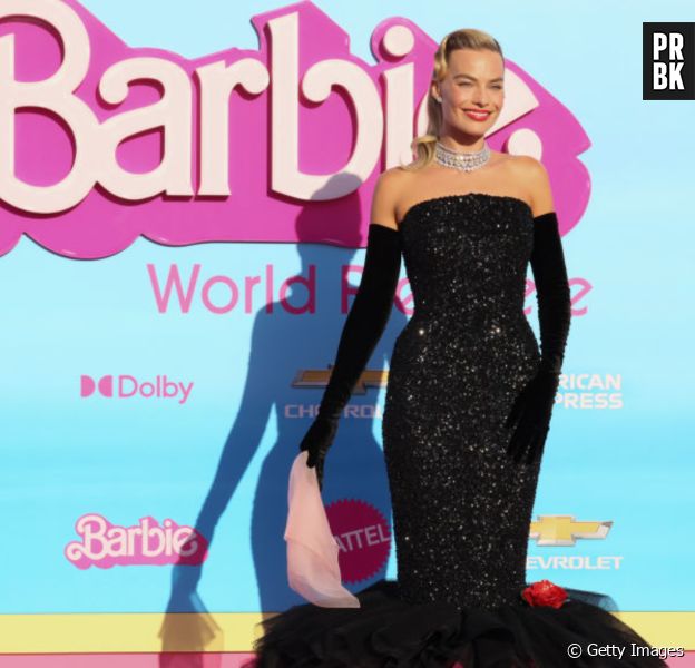 Cadê o rosa? Margot Robbie usa roupa preta na première do filme de Barbie;  saiba o motivo