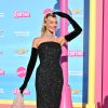 Margot Robbie usou vestido preto com tule inspirado na Barbie "Solo in the Spotlight"