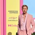 Ryan Gosling foi de rosa da cabeça aos pés