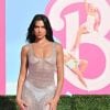 Dua Lipa estava maravilhosa com vestido super transparente