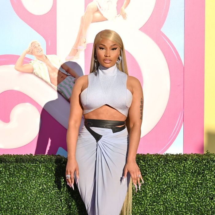 Nicki Minaj usou o conjuntinho cropped e saia longa