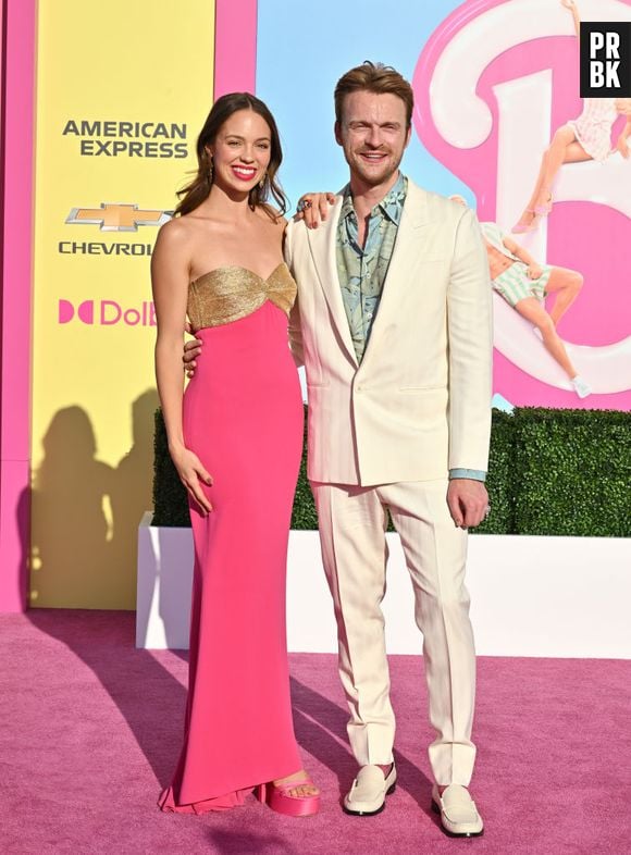 Claudia Sulewski apareceu ao lado de Finneas com vestido rosa e dourado