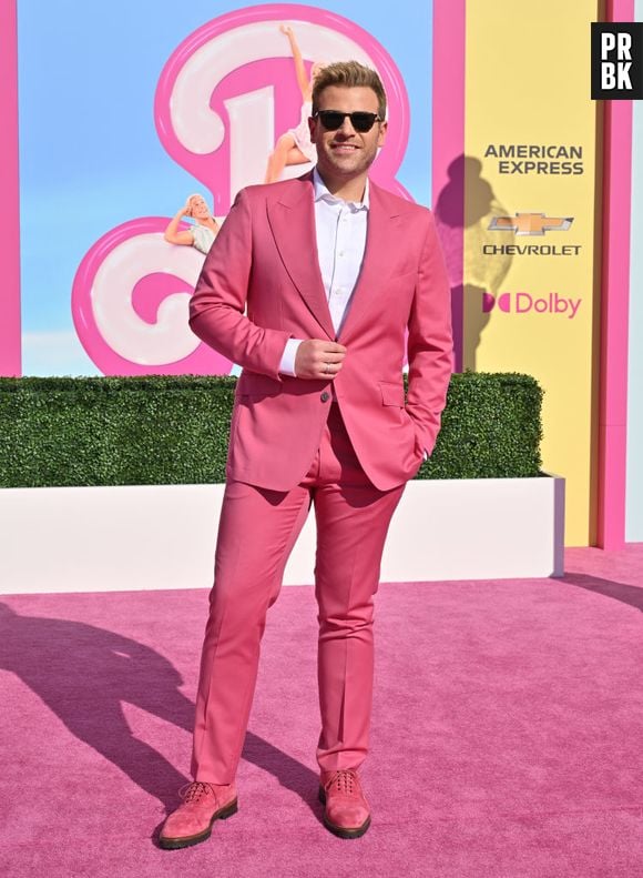 Scott Evans estava perfeito de terno rosa