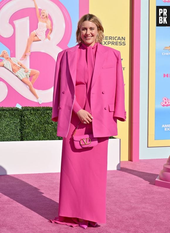 A diretora de "Barbie", Greta Gerwig, usou um conjuntinho todo rosa pink