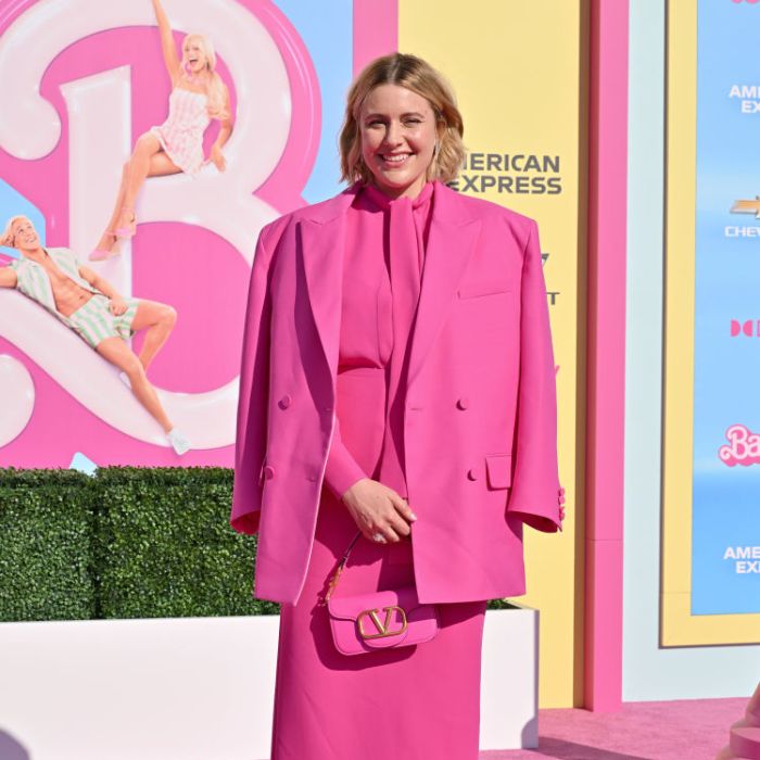 A diretora de &quot;Barbie&quot;, Greta Gerwig, usou um conjuntinho todo rosa pink     