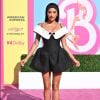 Shay Mitchell estava toda bonequinha com seu vestido preto rodado