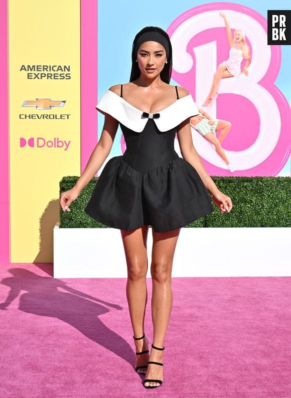 Shay Mitchell estava toda bonequinha com seu vestido preto rodado