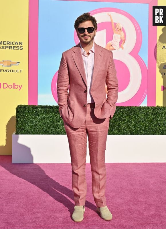 Michael Cera também apostou no terno rosa