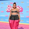 Kiersey Clemons também usou a combinação preto e rosa