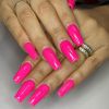 Você sempre pode usar um esmalte pink para ficar na estética barbiecore