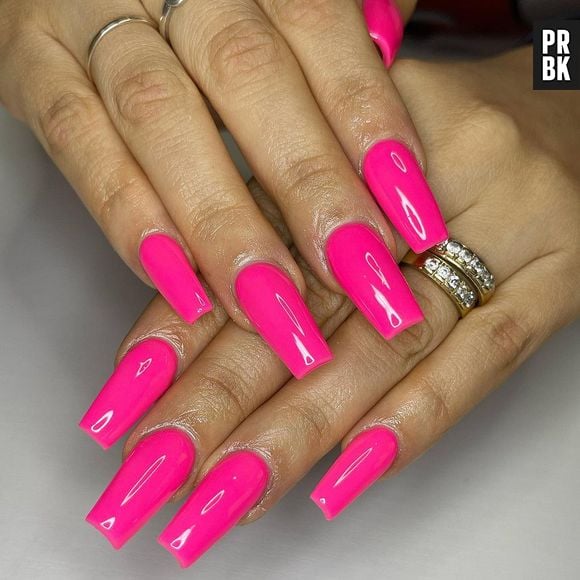 Você sempre pode usar um esmalte pink para ficar na estética barbiecore