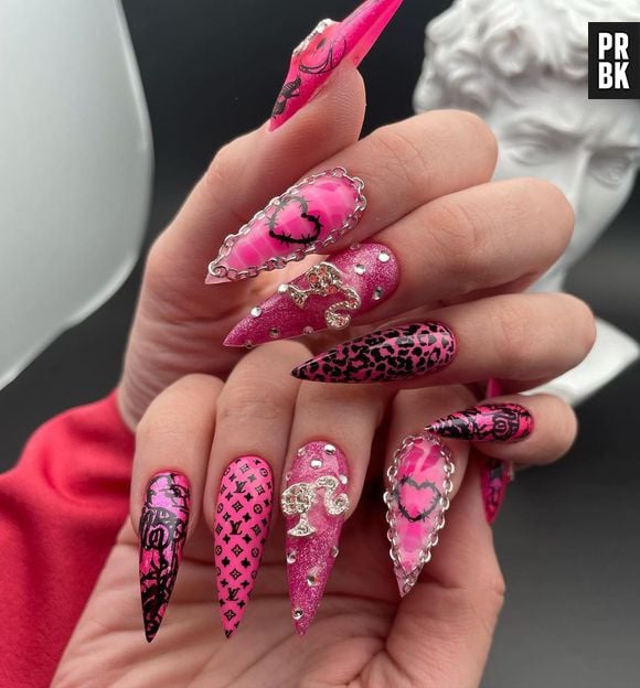 A nail art 3D é perfeita para quem quer chegar causando na sessão de "Barbie"