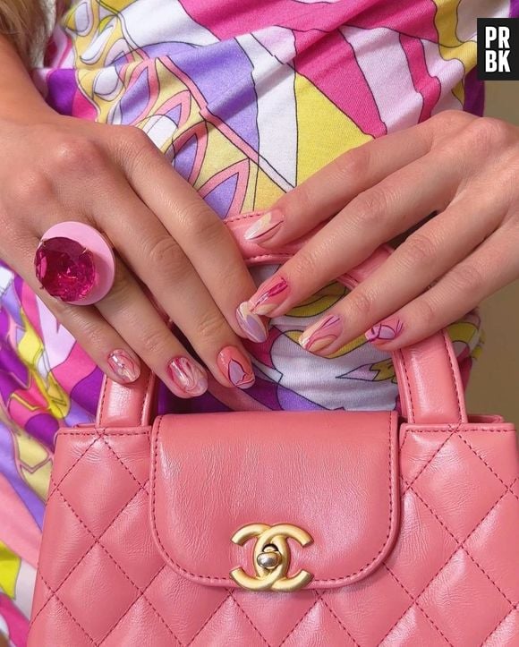 Aposte nas unhas estampadas para entrar na estética barbiecore