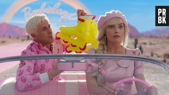 "Depois de ser expulsa da Barbieland por ser uma boneca de aparência menos do que perfeita, Barbie parte para o mundo humano em busca da verdadeira felicidade