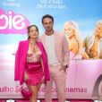 Larissa Manoela compareceu à pré-estreia de "Barbie" ao lado de André Luiz Frambach