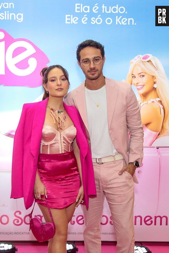 Larissa Manoela explicou que colar de pernas da "Barbie" faz referência ao seu próximo filme