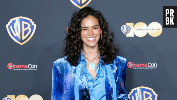 Bruna Marquezine tem reação fofa ao ver trailer de "Besouro Azul" nos cinemas