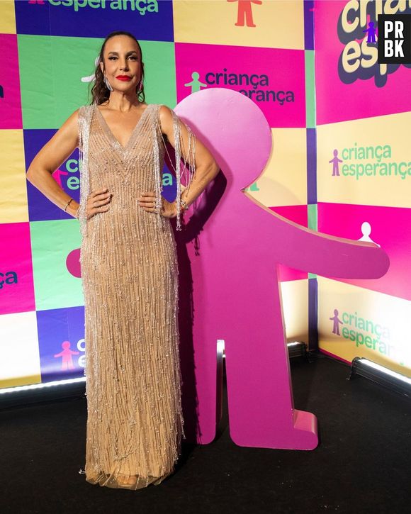 Ivete Sangalo estava maravilhosa com vestido brilhante