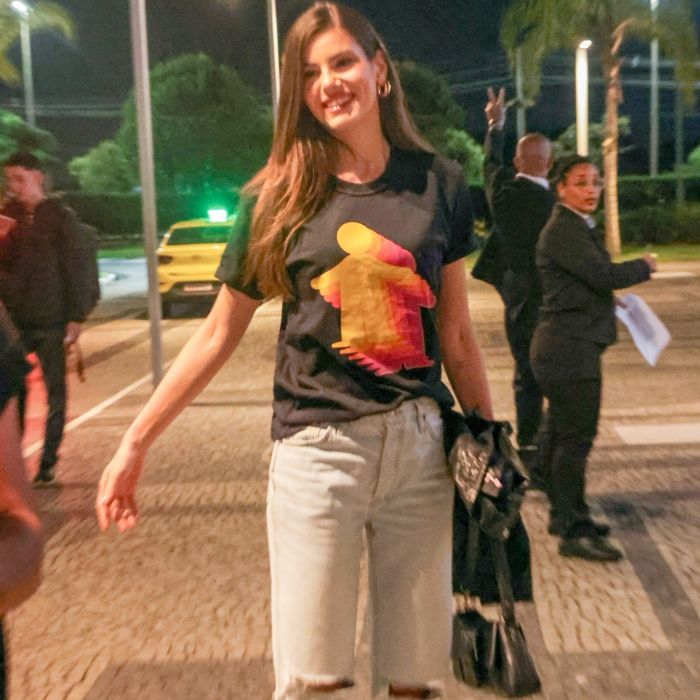 Camila Queiroz usou bluda do evento com calça jeans