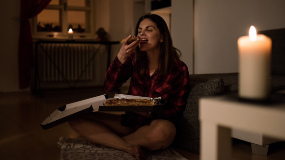 Fazer um lanche tarde da noite é uma péssima ideia: agora a ciência sabe melhor por quê