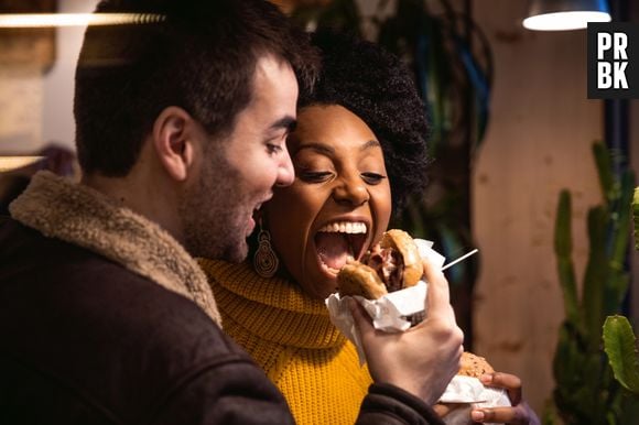 Estudos identificaram que há diferenças entre comer mais cedo e mais tarde