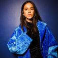 Bruna Marquezine ficaria maravilhosa em um look preto com casacão azul