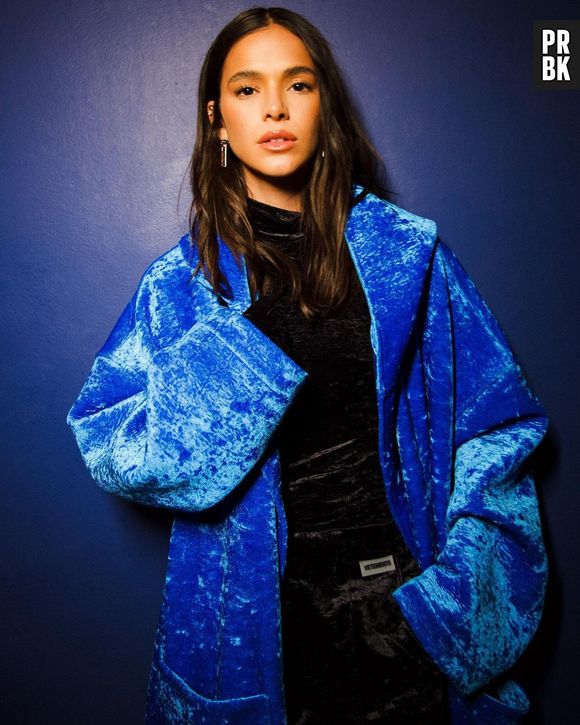 Bruna Marquezine ficaria maravilhosa em um look preto com casacão azul