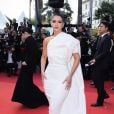Um vestido justo branco clássico poderia ser uma das escolhas de Bruna Marquezine para a pré-estreia