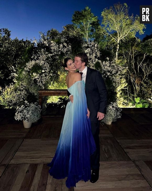 Um vestido longo, esvoaçante e com vários tons de azul ficaria simplesmente perfeito em Bruna Marquezine