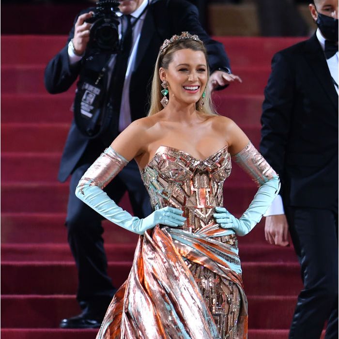 O vestido rosa e azul de Blake Lively no Met Gala poderia ser uma grande inspiração para Bruna Marquezine