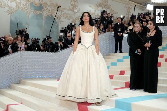 Um vestido branco com mais ar de princesa quebraria as expectativas e poderia ser usado por Bruna Marquezine