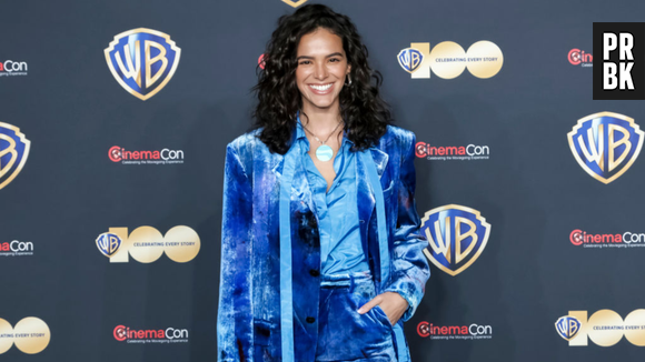 Bruna Marquezine com certeza iria usar looks maravilhosos na divulgação de "Besouro Azul"