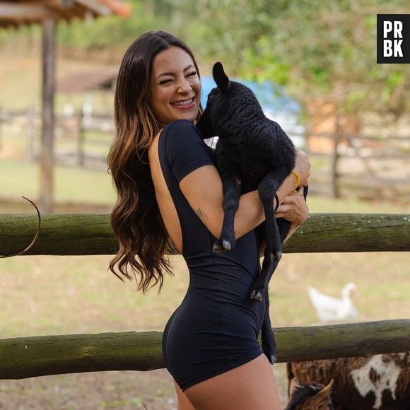 Nathalia Valente beija Yuri Meirelles em "A Fazenda 15"