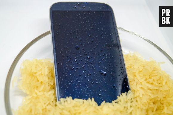 Colocar o celular molhado no arroz pode salvar o aparelho