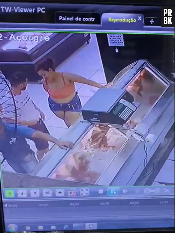 Casal é surpreendido praticando ato íntimo em fila de açougue e filmagem se torna viral. Descubra as consequências!