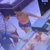 Filmagem de casal em ato íntimo na fila do açougue viraliza. Saiba as possíveis consequências!